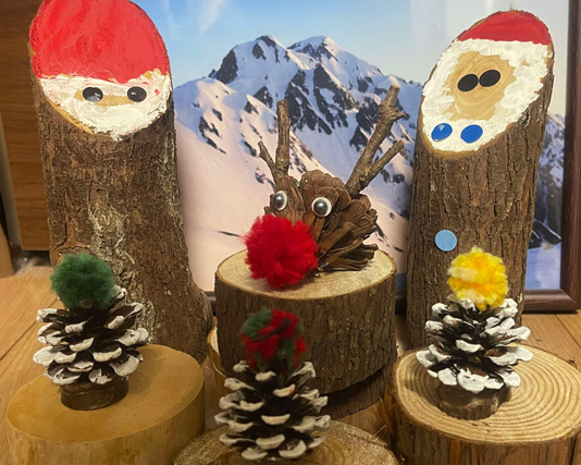丸太や松ぼっくりでクリスマスアイテムづくり［木がみっつ］